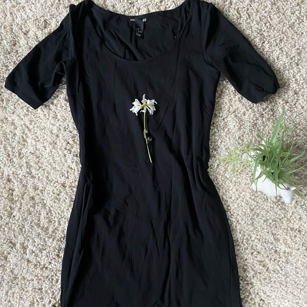 H&M basic beautiful deep crewneck casual little black dress. Perfect for… - Picture 2 of 4